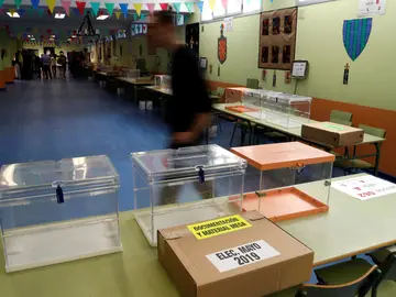 Trabajadores preparan las mesas electorales en un colegio público madrileño Trabajadores preparan las mesas electorales en un colegio público madrileño