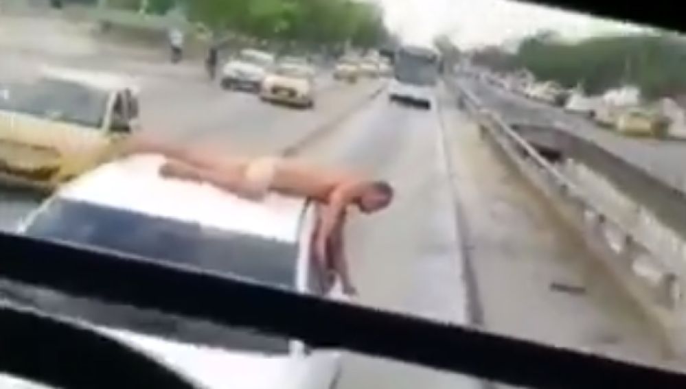 Una mujer pasea a su marido desnudo sobre le techo del coche tras descubrir una infidelidad