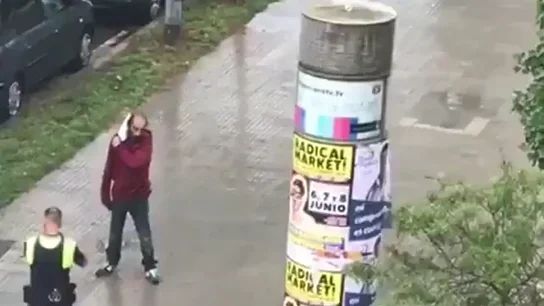 Un agente reduce a un hombre tras sembrar el pánico en Barcelona con un cuchillo de grandes dimensiones Un agente reduce a un hombre tras sembrar el pánico en Barcelona con un cuchillo de grandes dimensiones