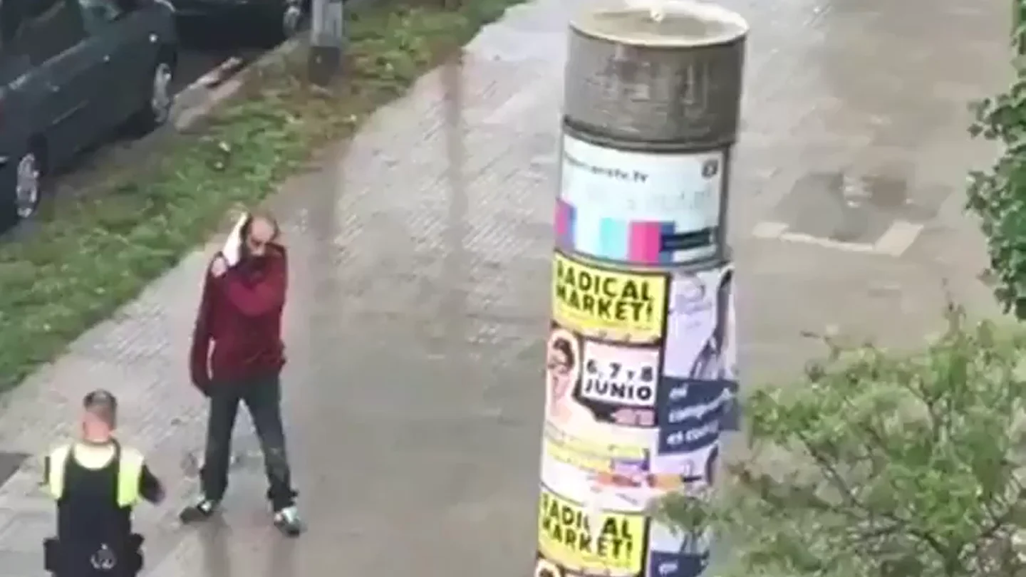 Un agente reduce a un hombre tras sembrar el pánico en Barcelona con un cuchillo de grandes dimensiones Un agente reduce a un hombre tras sembrar el pánico en Barcelona con un cuchillo de grandes dimensiones
