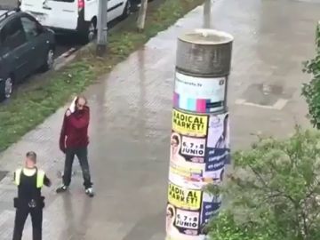 Un agente reduce a un hombre tras sembrar el pánico en Barcelona con un cuchillo de grandes dimensiones Un agente reduce a un hombre tras sembrar el pánico en Barcelona con un cuchillo de grandes dimensiones