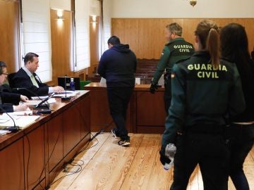 Los dos acusados entrando en la sala esposados por la Guardia Civil Los dos acusados entrando en la sala esposados por la Guardia Civil