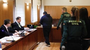 Los dos acusados entrando en la sala esposados por la Guardia Civil