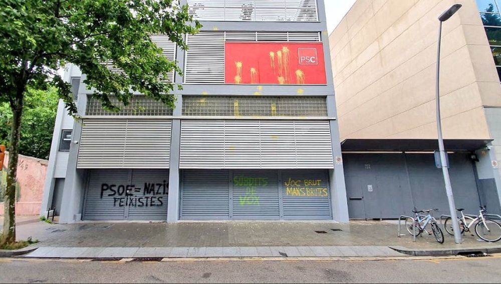 Pintan de amarillo las sedes del PSC en Barcelona, Badalona y Solsona 