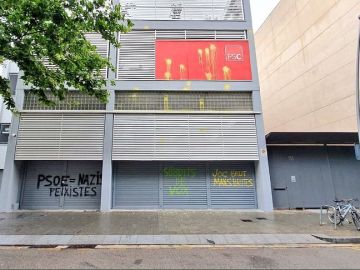 Pintan de amarillo las sedes del PSC en Barcelona, Badalona y Solsona Pintan de amarillo las sedes del PSC en Barcelona, Badalona y Solsona