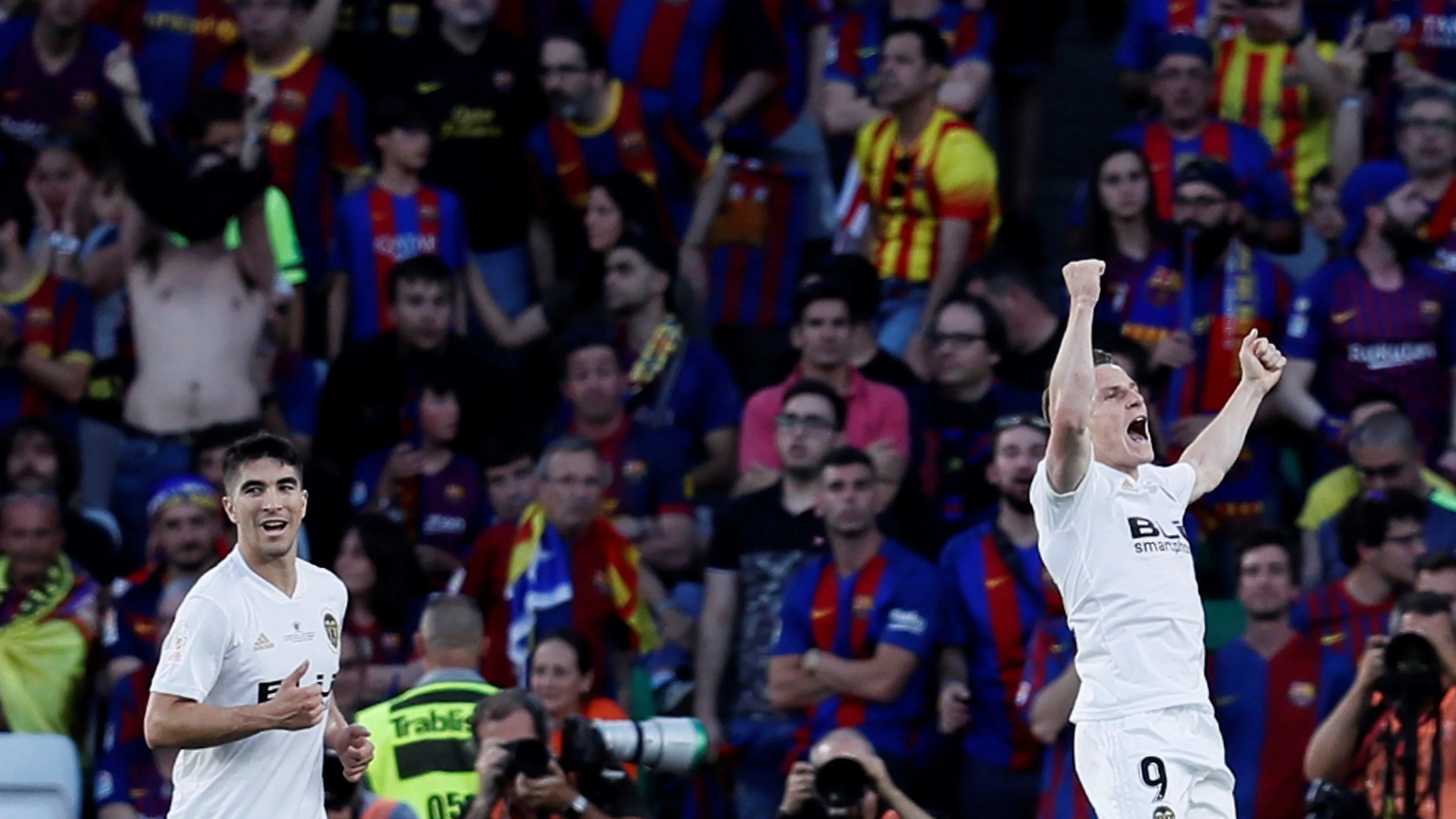 Gameiro celebra su gol ante el Barcelona