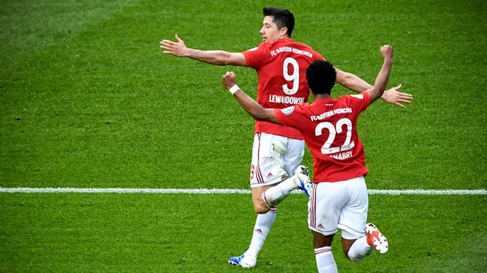 Robert Lewandowski celebra uno de sus goles en la final de Copa Robert Lewandowski celebra uno de sus goles en la final de Copa