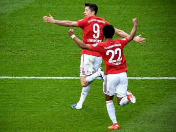 Robert Lewandowski celebra uno de sus goles en la final de Copa Robert Lewandowski celebra uno de sus goles en la final de Copa