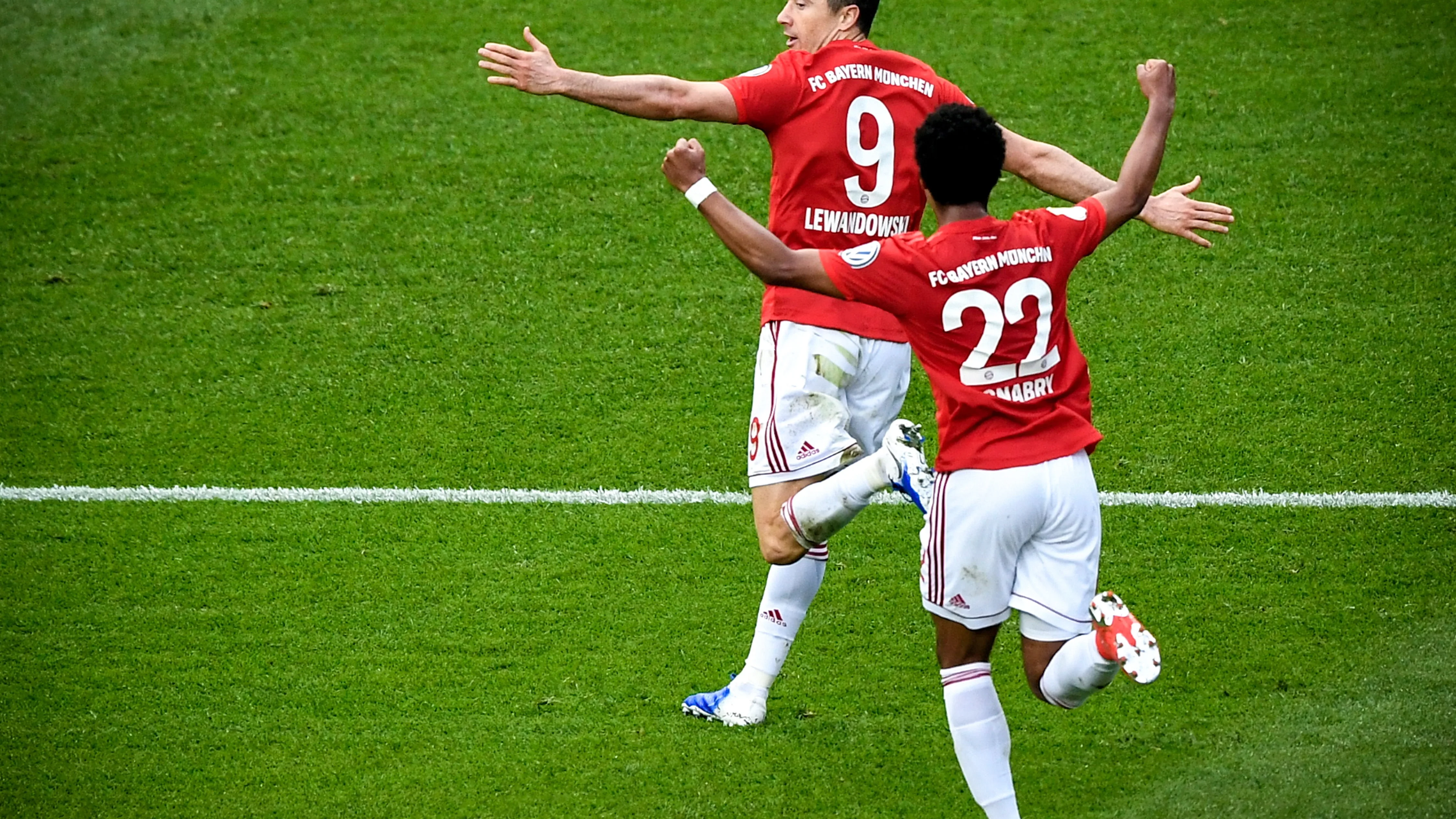 Robert Lewandowski celebra uno de sus goles en la final de Copa