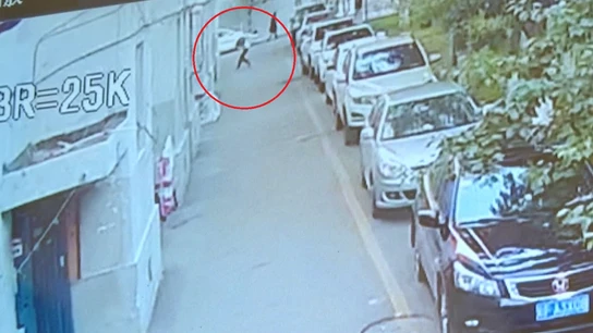 Un hombre rescatando a un niño en China Un hombre rescatando a un niño en China