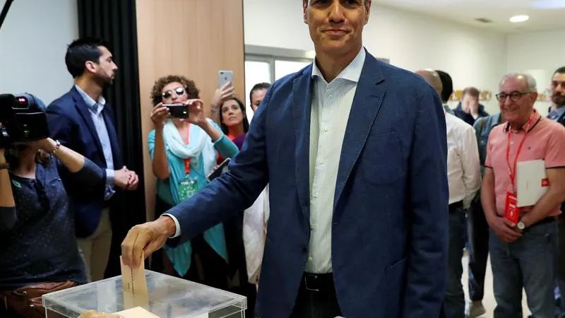 El presidente del gobierno Pedro Sánchez, votando