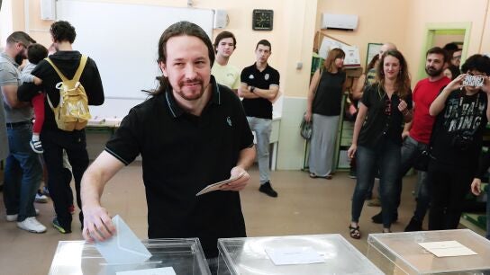 El l&iacute;der de Podemos, Pablo Iglesias, ha ejercido su derecho al voto