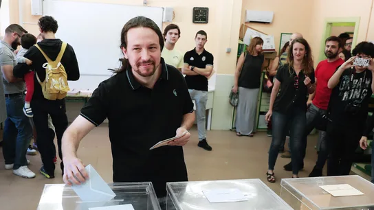 El líder de Podemos, Pablo Iglesias, ha ejercido su derecho al voto El líder de Podemos, Pablo Iglesias, ha ejercido su derecho al voto
