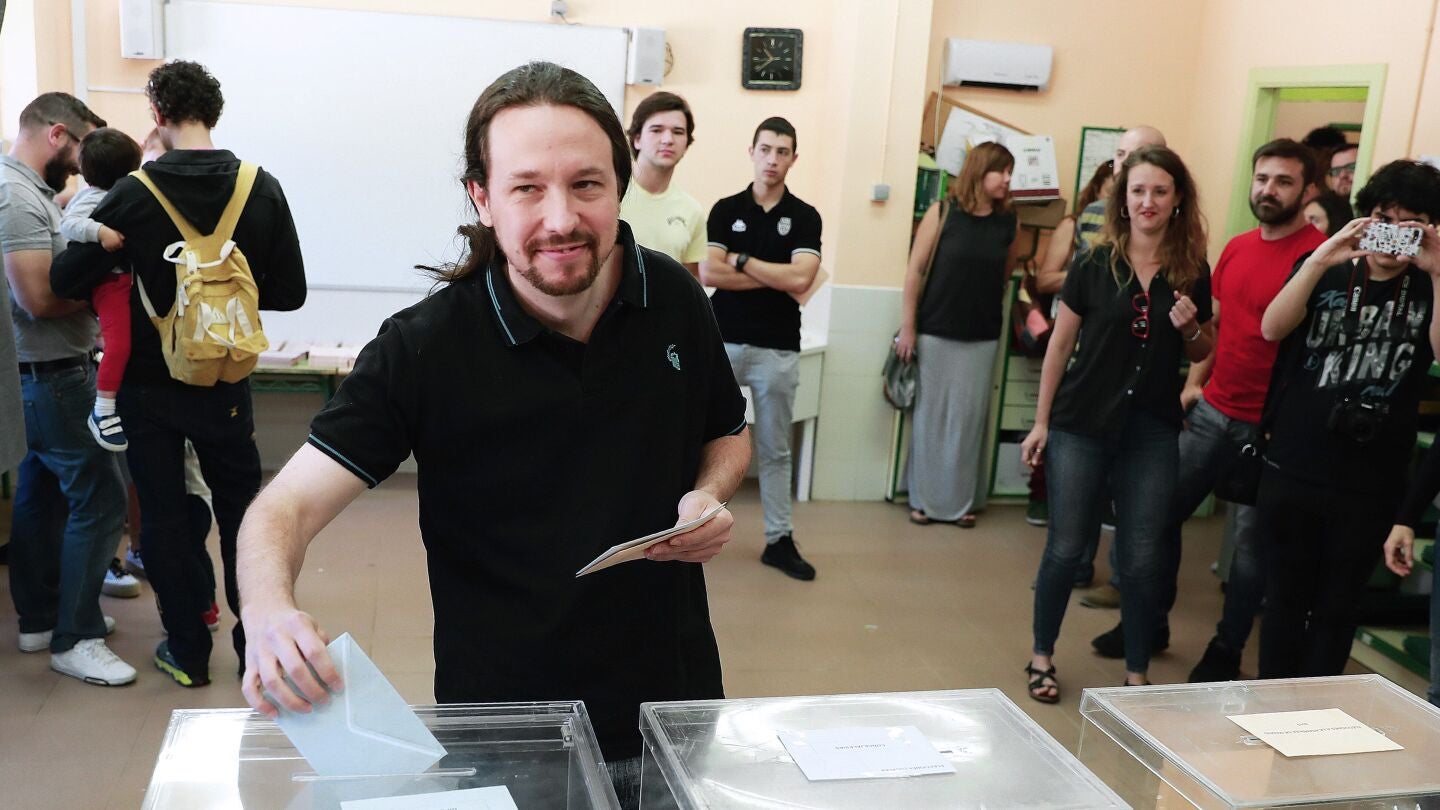 El l&iacute;der de Podemos, Pablo Iglesias, ha ejercido su derecho al voto
