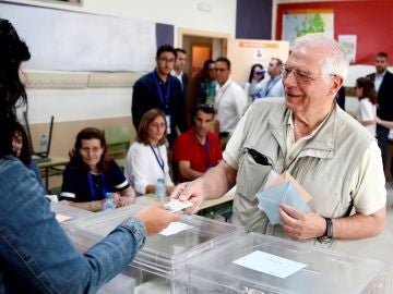 Josep Borrell votando en un colegio de Valdemorillo, en Madrid