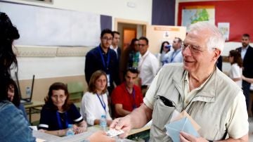 Josep Borrell votando en un colegio de Valdemorillo, en Madrid