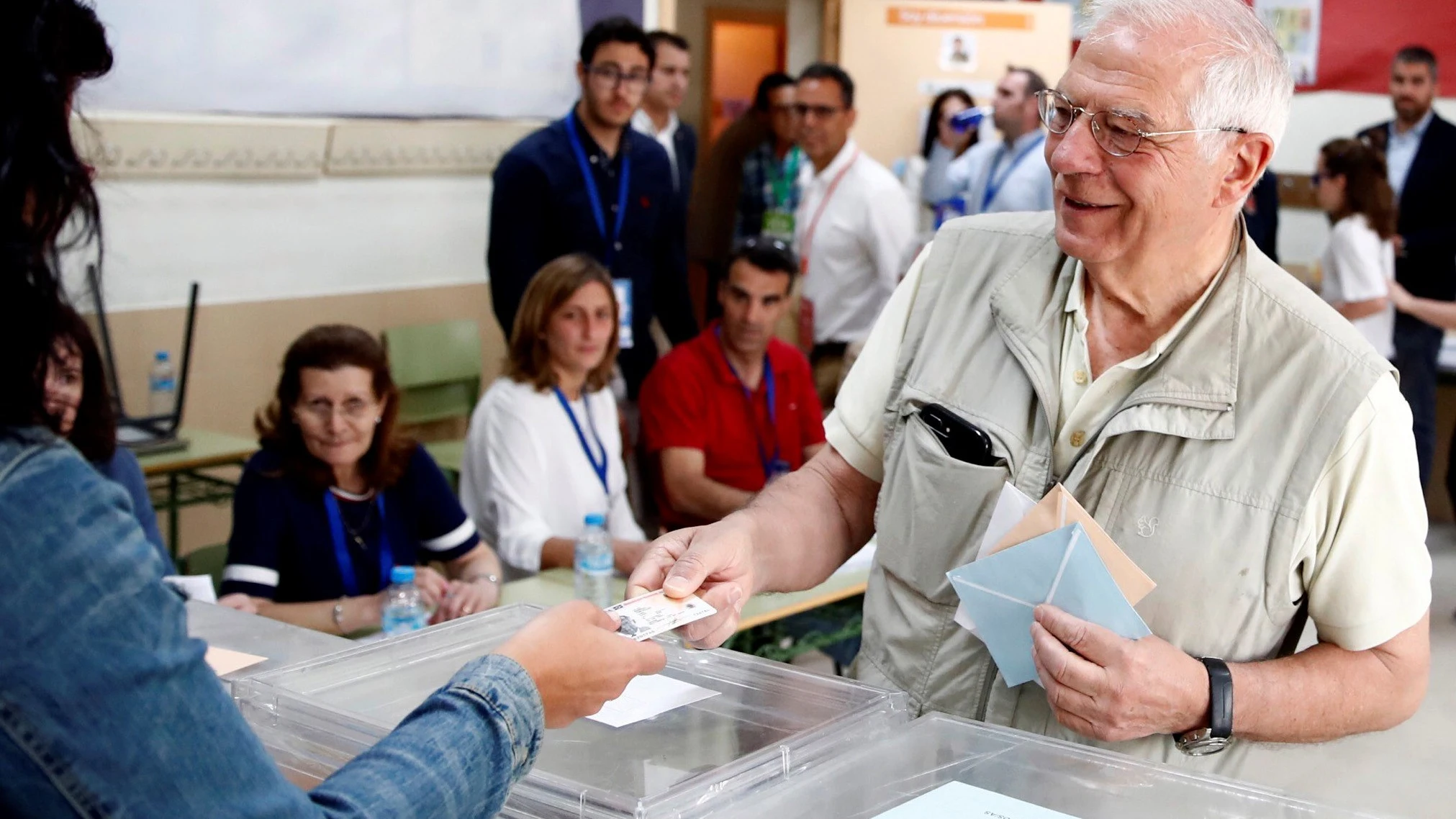 Josep Borrell votando en un colegio de Valdemorillo, en Madrid