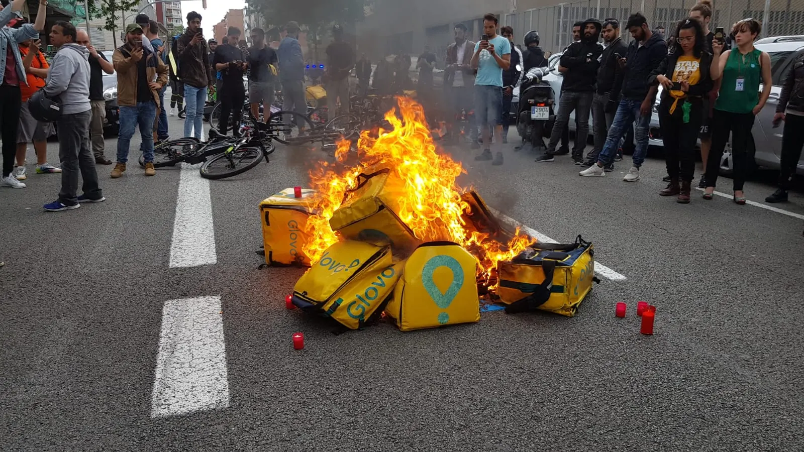 Prenden fuego a las mochilas de Glovo