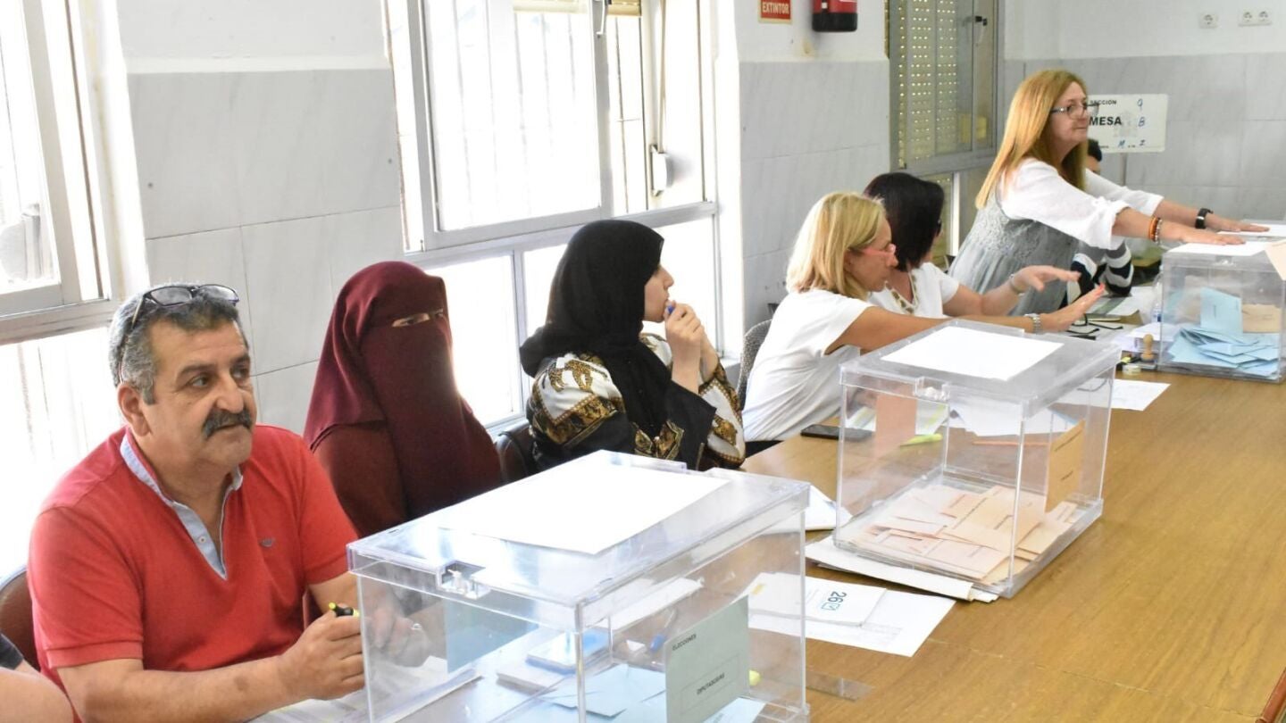 La presidenta de una mesa electoral del CEIP Ram&oacute;n y Cajal de Ceuta, ataviada con un burka