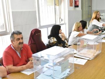 La presidenta de una mesa electoral del CEIP Ramón y Cajal de Ceuta, ataviada con un burka La presidenta de una mesa electoral del CEIP Ramón y Cajal de Ceuta, ataviada con un burka