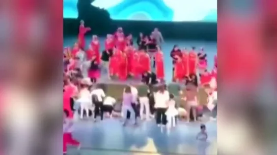 Muere un niño al derrumbarse un escenario en China Muere un niño al derrumbarse un escenario en China