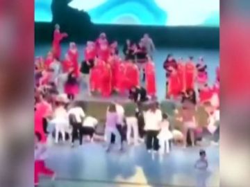 Muere un niño al derrumbarse un escenario en China Muere un niño al derrumbarse un escenario en China