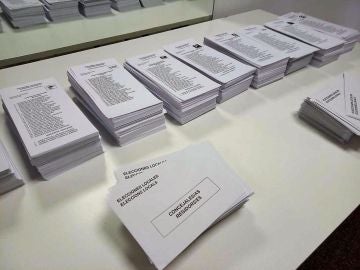 Papeletas en las Elecciones Municipales en un colegio de Elche. Papeletas en las Elecciones Municipales en un colegio de Elche.