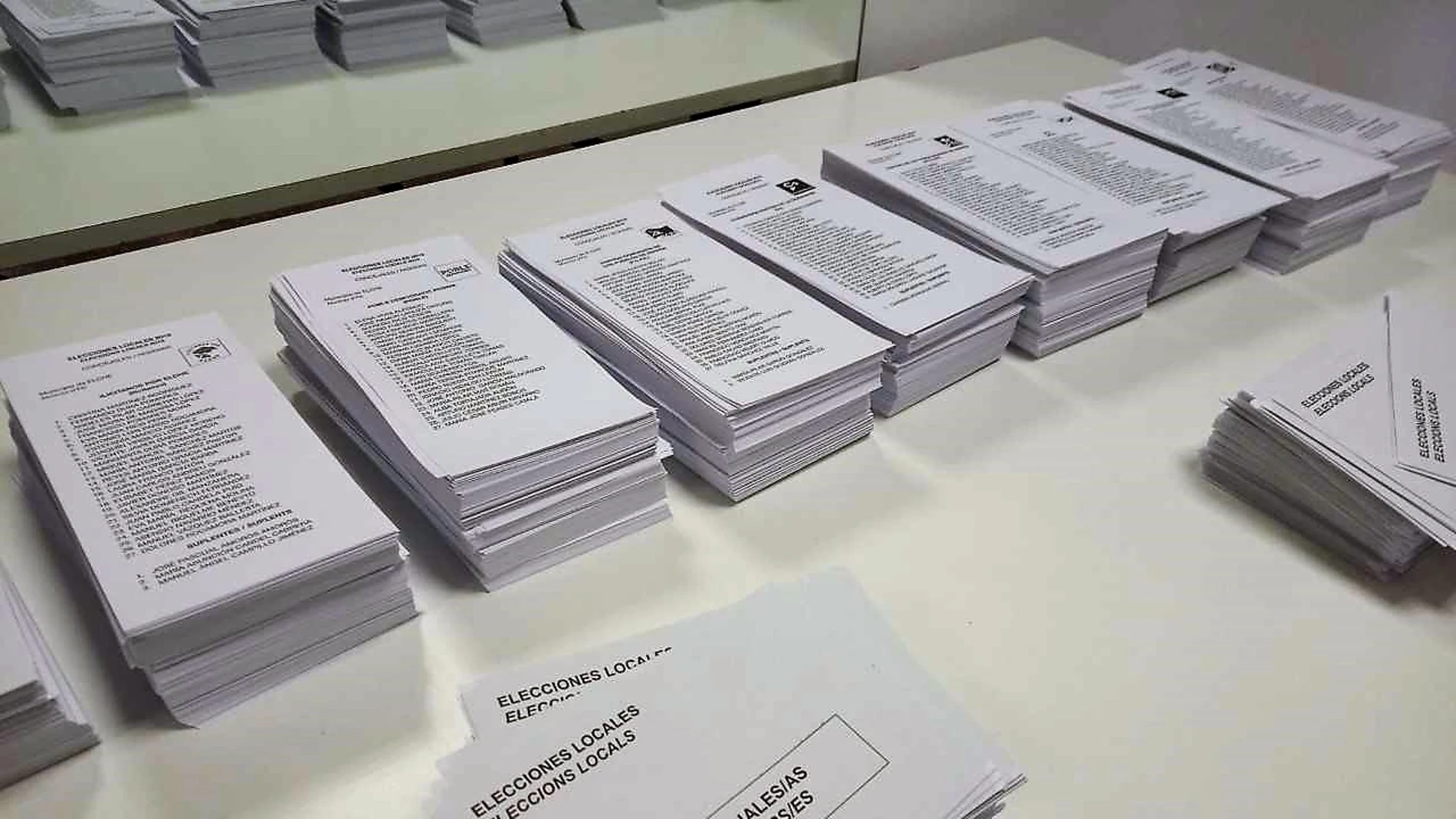 Papeletas en las Elecciones Municipales de 2019 en un colegio de Elche.