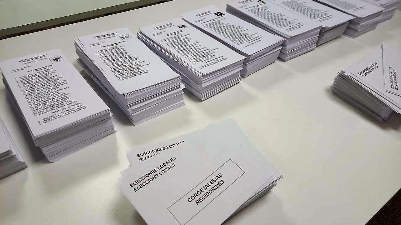 Papeletas en las Elecciones Municipales de 2019 en un colegio de Elche. Papeletas en las Elecciones Municipales de 2019 en un colegio de Elche.