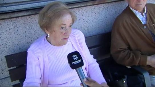 Una anciana vota en la calle tras caerse al entrar al colegio electoral Una anciana vota en la calle tras caerse al entrar al colegio electoral