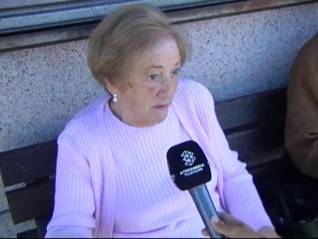 Una anciana vota en la calle tras caerse al entrar al colegio electoral Una anciana vota en la calle tras caerse al entrar al colegio electoral