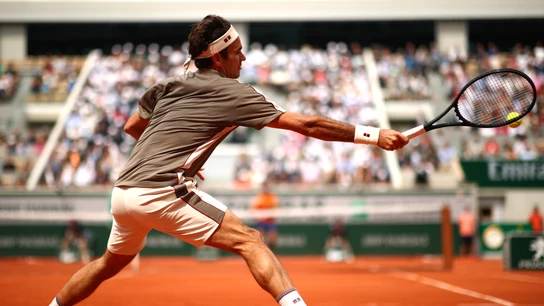Roger Federer ejecuta un 'drive' en su regreso a Roland Garros Roger Federer ejecuta un 'drive' en su regreso a Roland Garros