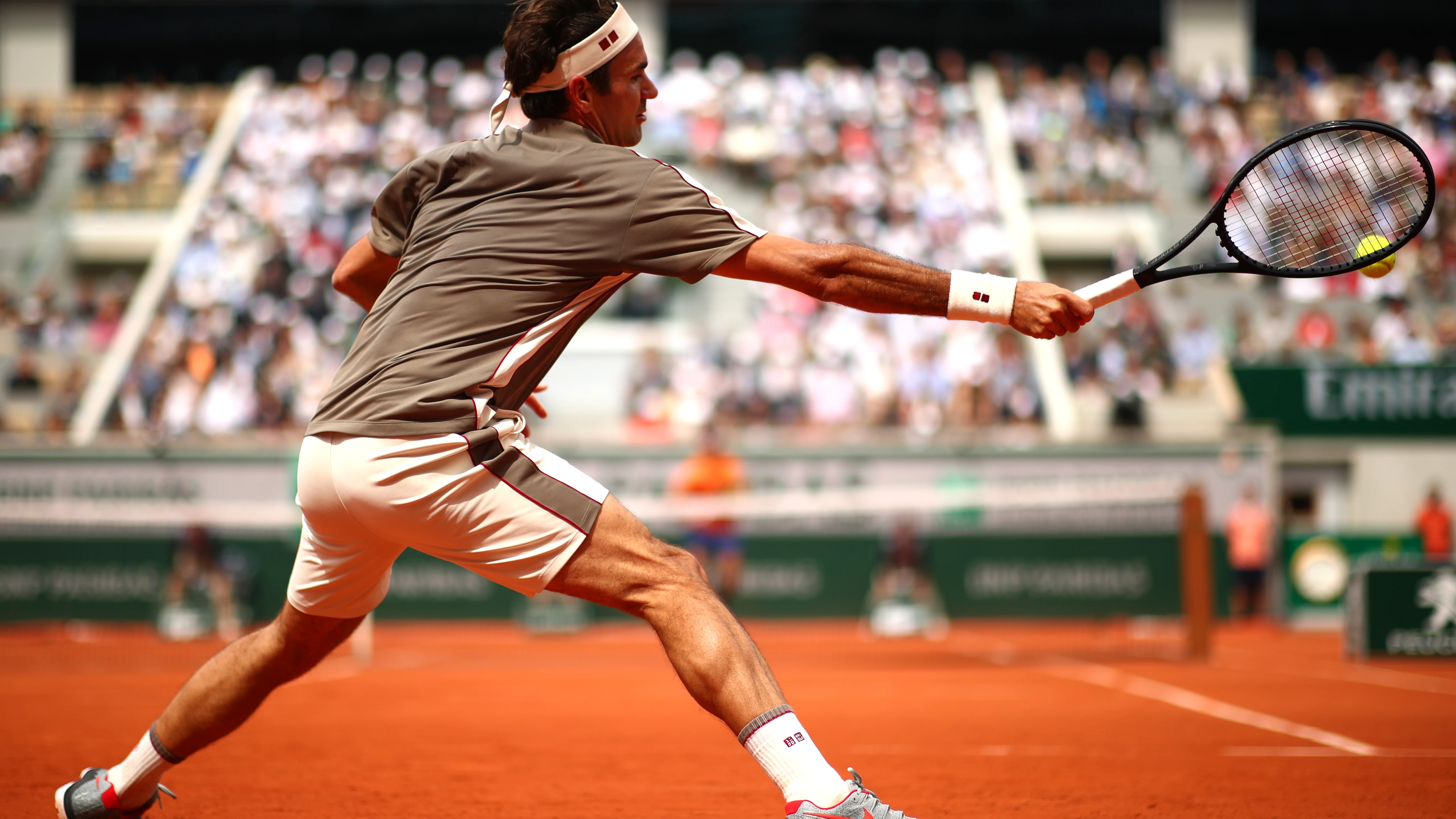 Roger Federer ejecuta un 'drive' en su regreso a Roland Garros