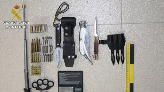 Detienen a dos hombres por un robo violento y encuentran en su casa un cultivo de marihuana y armas Detienen a dos hombres por un robo violento y encuentran en su casa un cultivo de marihuana y armas.