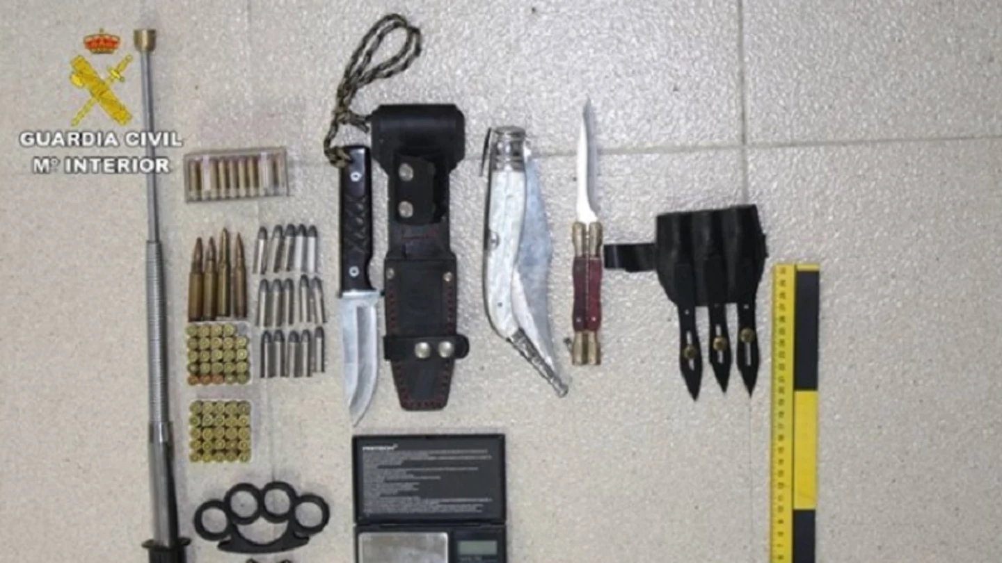 Detienen a dos hombres por un robo violento y encuentran en su casa un cultivo de marihuana y armas Detienen a dos hombres por un robo violento y encuentran en su casa un cultivo de marihuana y armas.