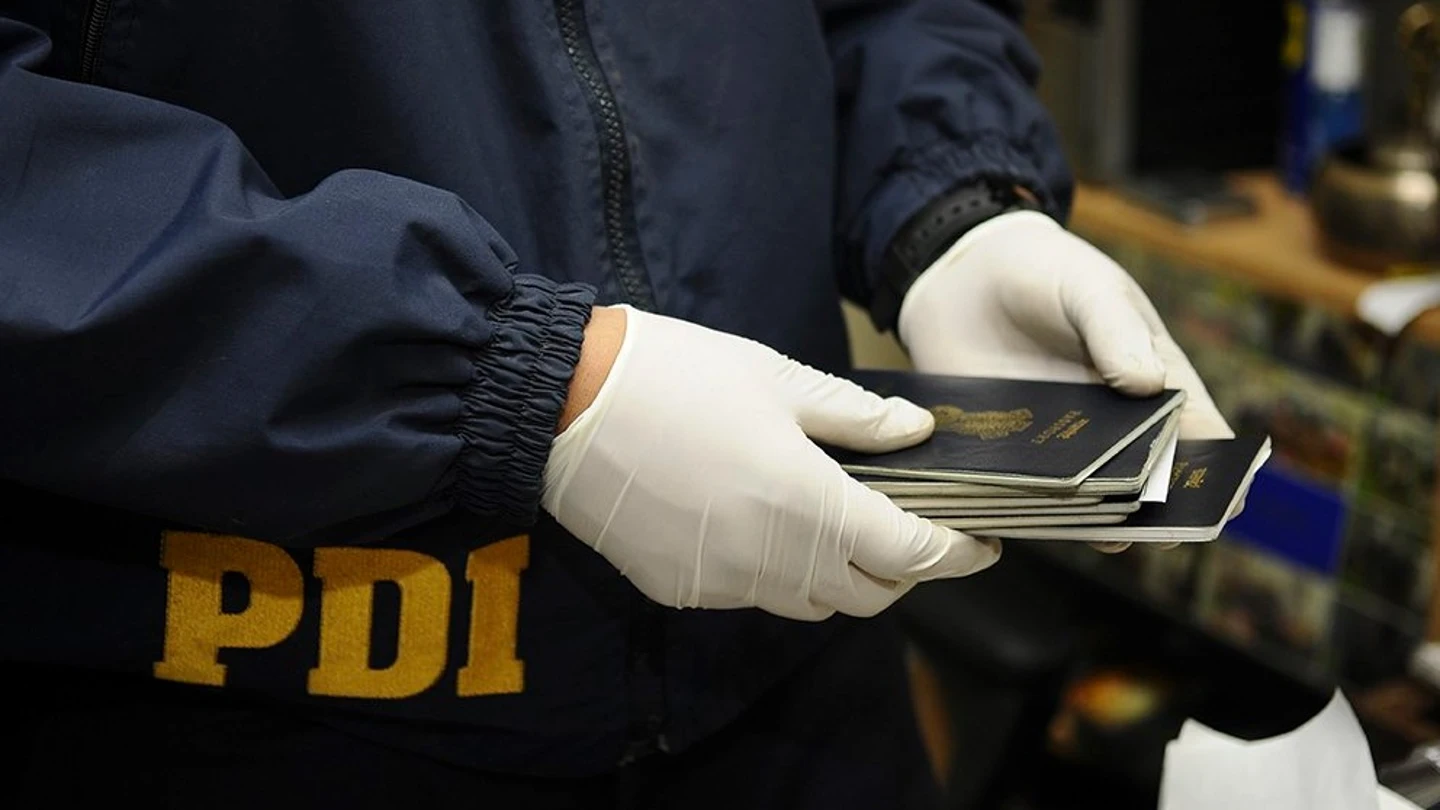 Imagen de un agente de la Policía de Chile con varios documentos Imagen de un agente de la Policía de Chile con varios documentos
