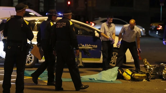 Muere un repartidor de 'Glovo' al ser atropellado por un camión de basura en la Gran Vía de las Corts Catalanes Muere un repartidor de 'Glovo' al ser atropellado por un camión de basura en la Gran Vía de las Corts Catalanes.