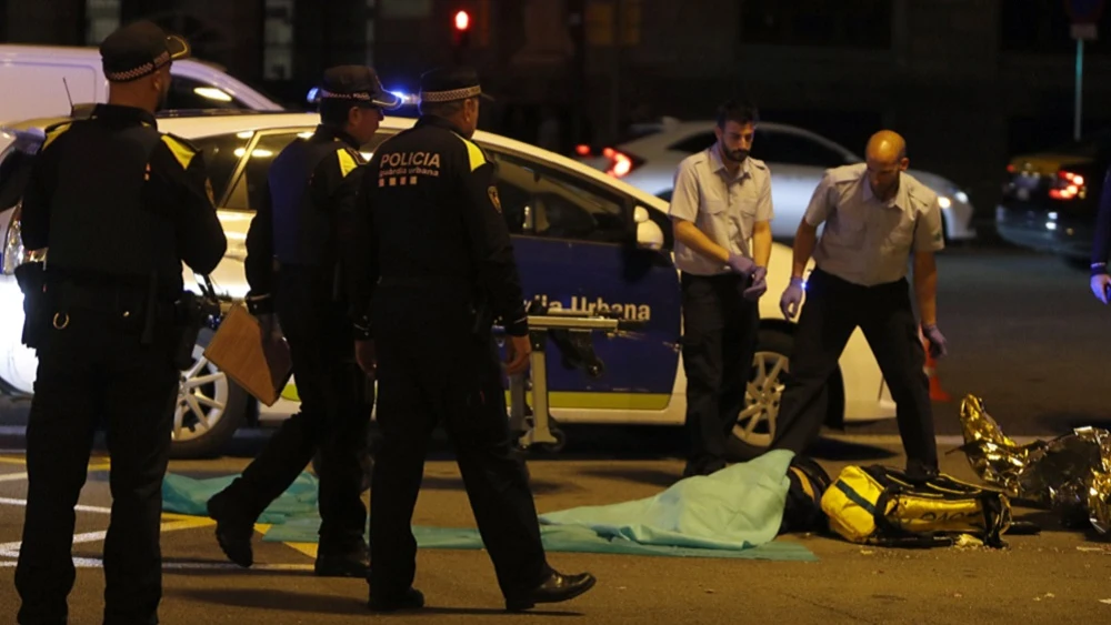 Muere un repartidor de 'Glovo' al ser atropellado por un camión de basura en la Gran Vía de las Corts Catalanes.