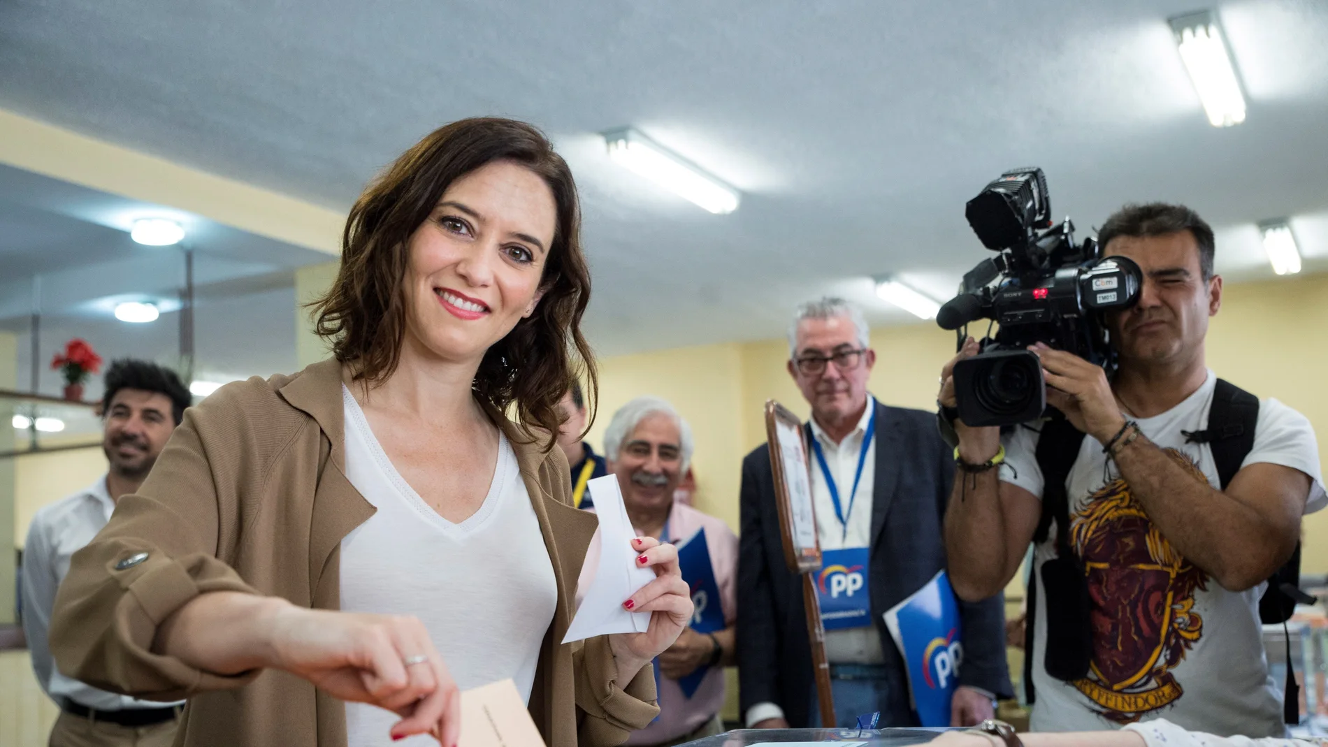 La candidata del PP a la Comunidad de Madrid, Isabel Díaz Ayuso, votando en un colegio de Madrid