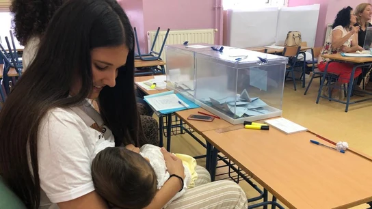 Una presidenta de mesa amamanta a su hijo al no aceptar la Junta su recurso Una presidenta de mesa amamanta a su hijo al no aceptar la Junta su recurso