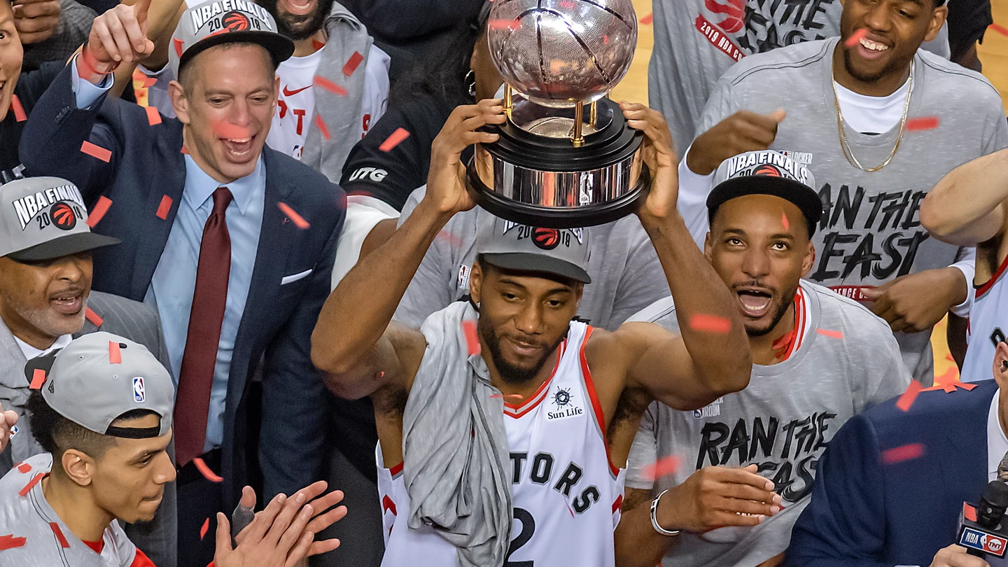 Kawhi Leonard levanta el trofeo que acredita a los Raptors como campeones de la Conferencia Este Kawhi Leonard levanta el trofeo que acredita a los Raptors como campeones de la Conferencia Este