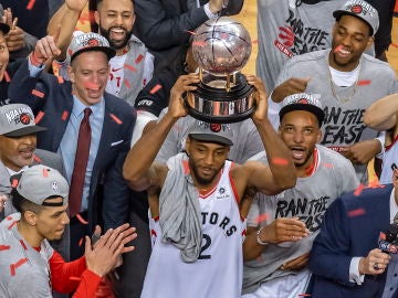 Kawhi Leonard levanta el trofeo que acredita a los Raptors como campeones de la Conferencia Este Kawhi Leonard levanta el trofeo que acredita a los Raptors como campeones de la Conferencia Este
