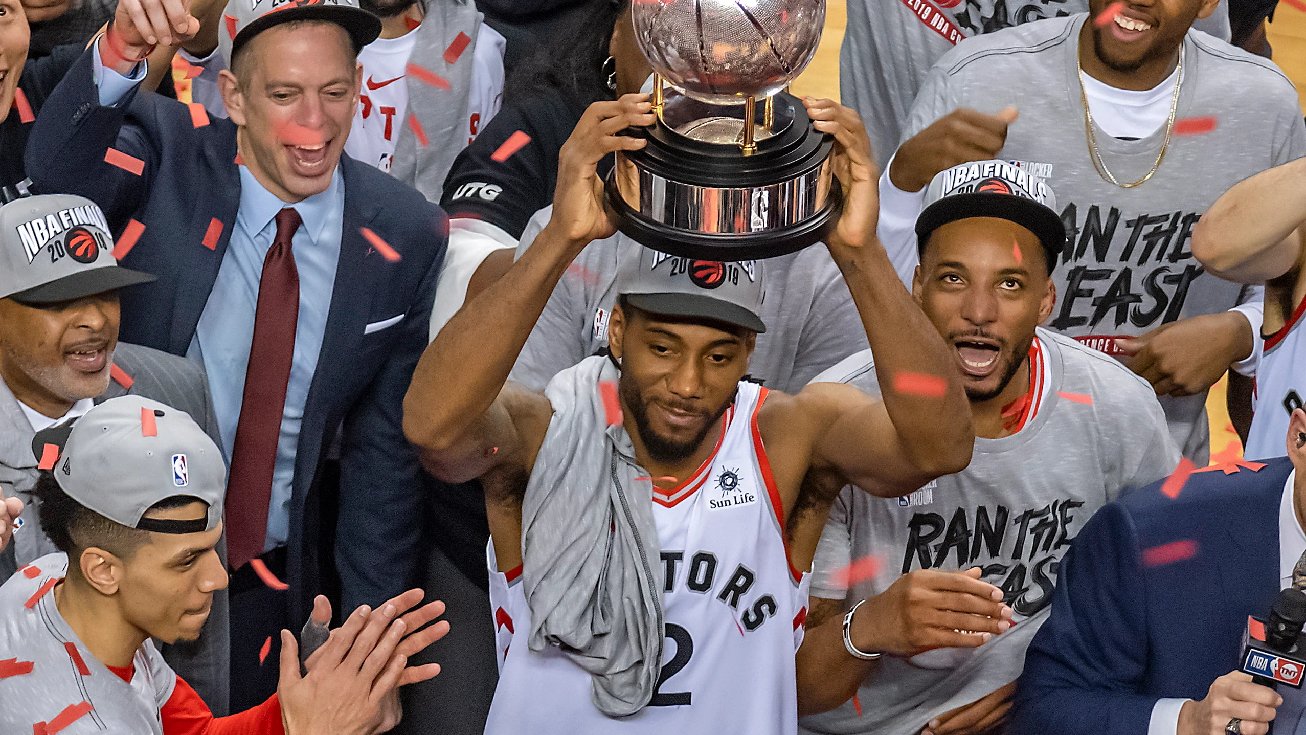 Kawhi Leonard levanta el trofeo que acredita a los Raptors como campeones de la Conferencia Este