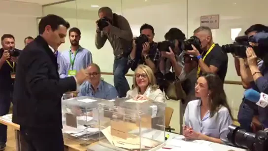 Así ha votado Albert Rivera, líder de Ciudadanos, en un colegio de Pozuelo de Alarcón. Así ha votado Albert Rivera, líder de Ciudadanos, en un colegio de Pozuelo de Alarcón.