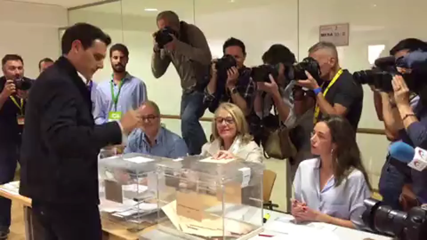 Así ha votado Albert Rivera, líder de Ciudadanos, en un colegio de Pozuelo de Alarcón. Así ha votado Albert Rivera, líder de Ciudadanos, en un colegio de Pozuelo de Alarcón.