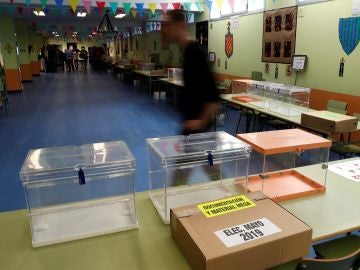 Las mesas electorales en un colegio público madrileño Las mesas electorales en un colegio público madrileño