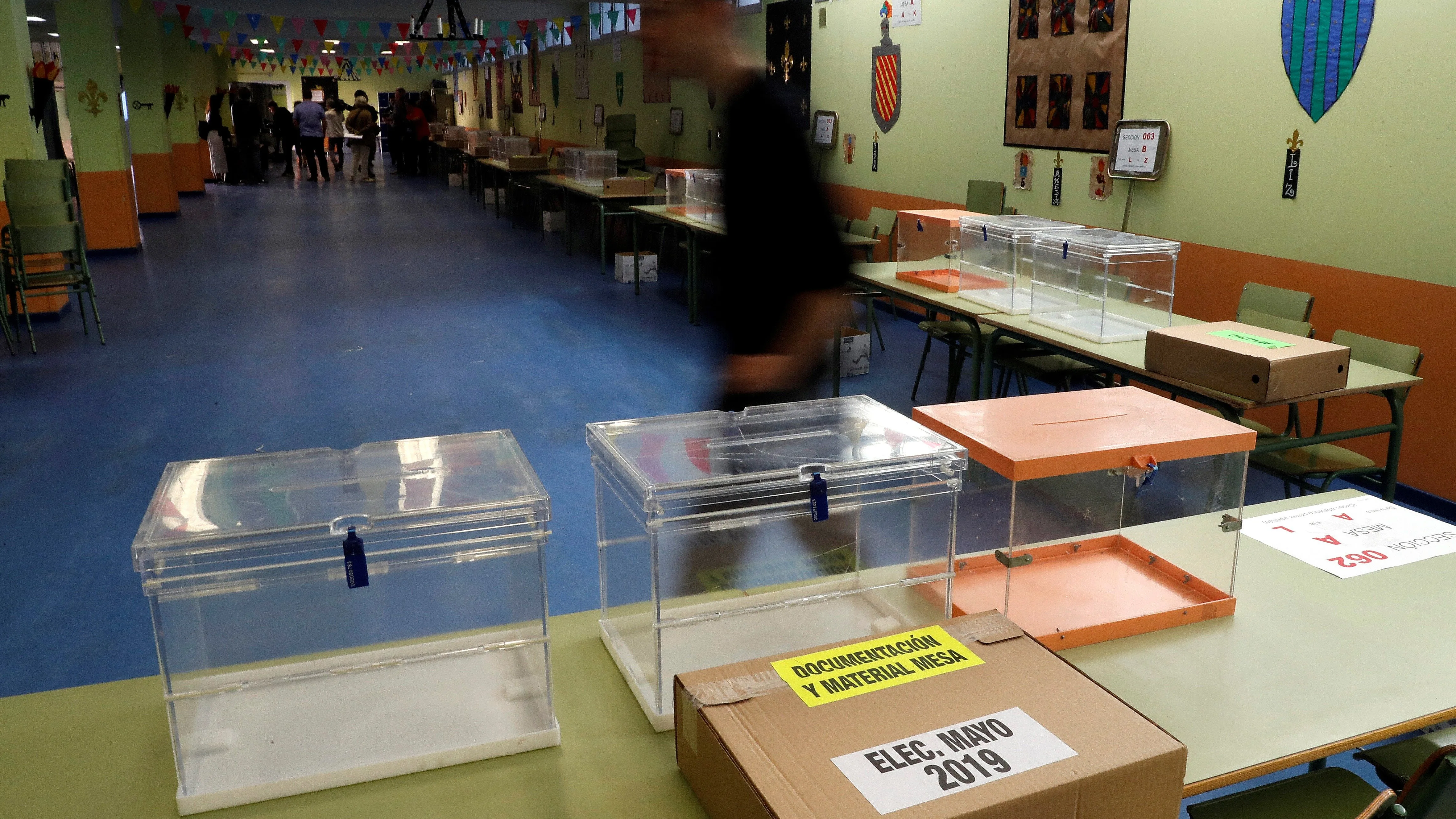 Las mesas electorales en un colegio público madrileño