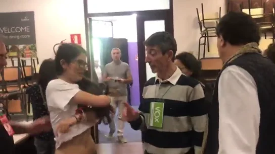 Una apoderada de ERC se queda en sujetador ante un apoderado de Vox Una apoderada de ERC se queda en sujetador ante un apoderado de Vox