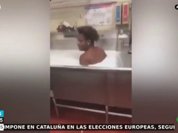 Despiden a un trabajador por darse un baño con espuma en el fregadero del restaurante