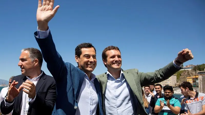 El líder del PP, Pablo Casado, con el presidente de la Junta de Andalucía, Juanma Moreno